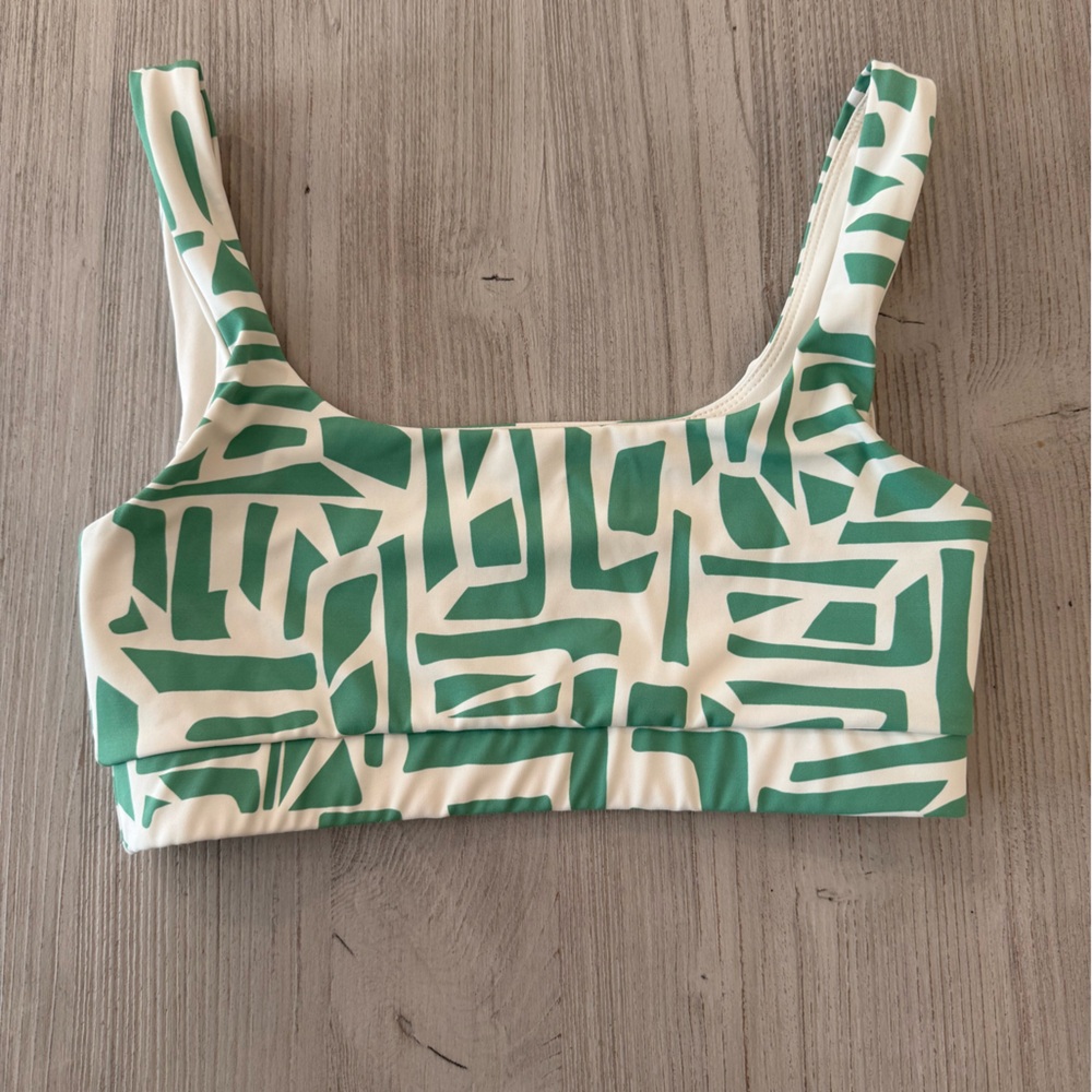 Geometric print sports bra